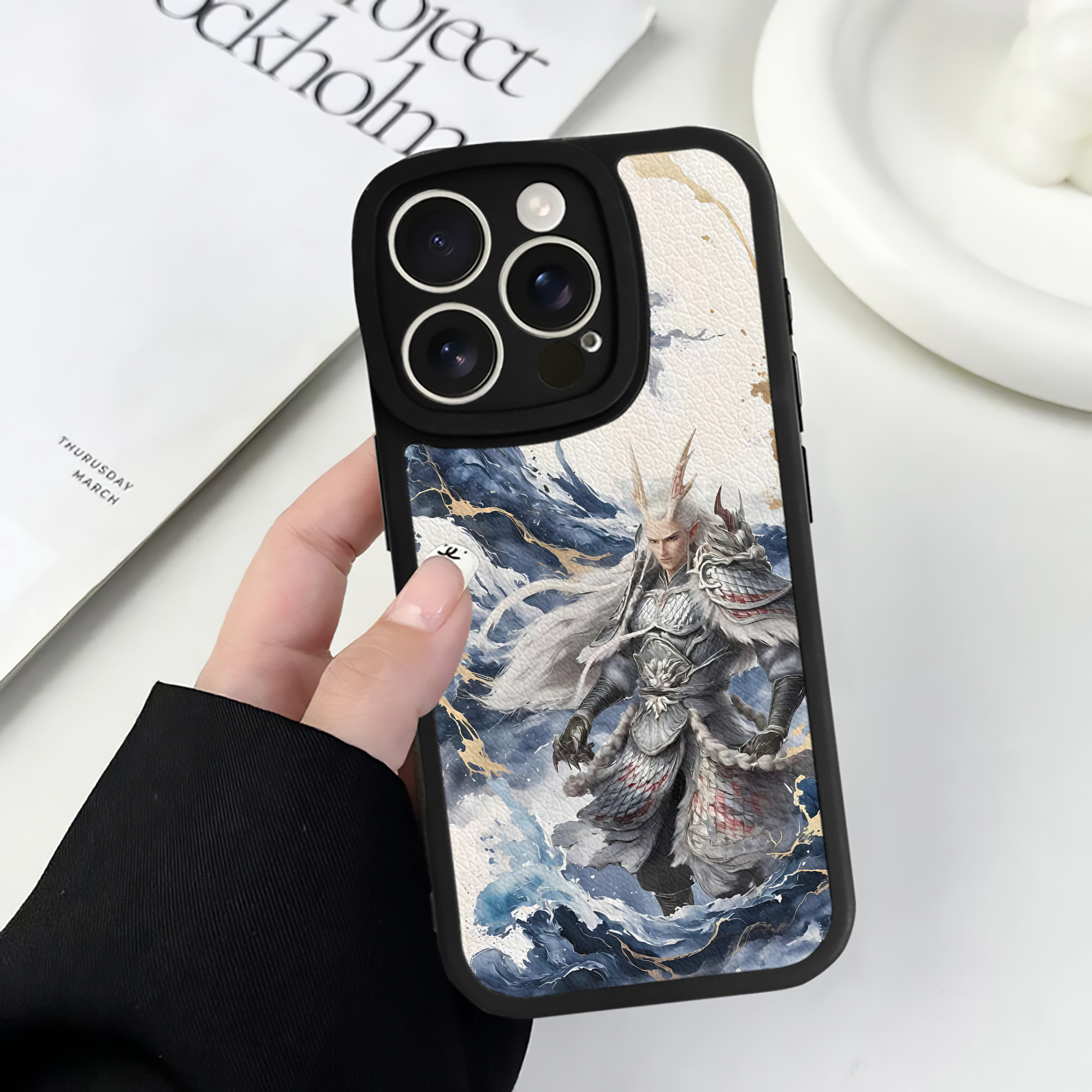 （画像用） Ne Zha 2 ナタ 魔童の大暴れ 【iPhone 16シリーズ対応】シリコンスマホケース（レザー調） 材質：シリコン